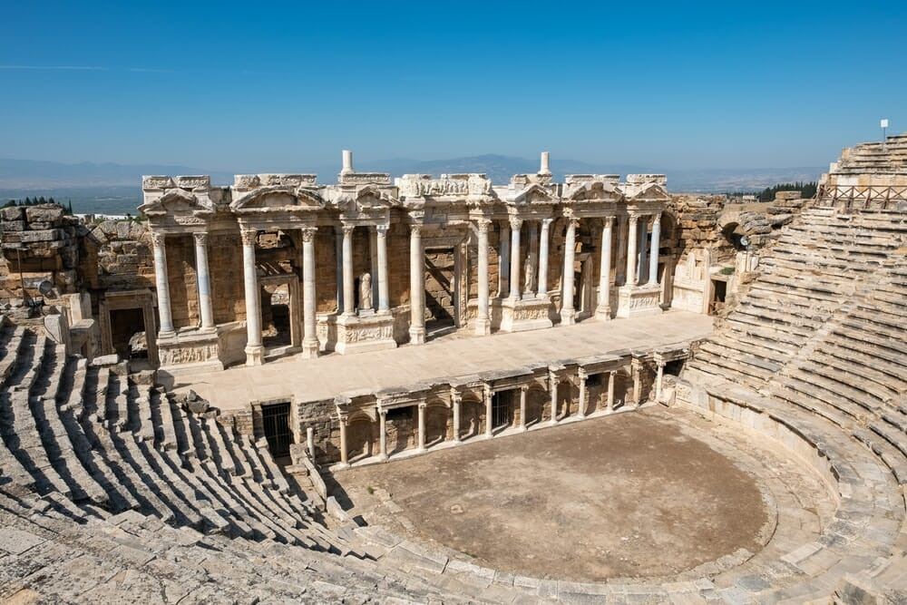 Nacht in der antiken Stadt: Pamukkale erstrahlt unter den Sternen